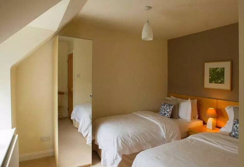 Attractive Cottage In Garden Grounds