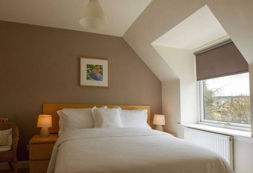 Attractive Cottage In Garden Grounds