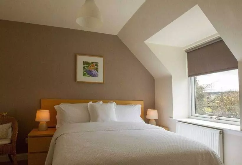 Attractive Cottage In Garden Grounds