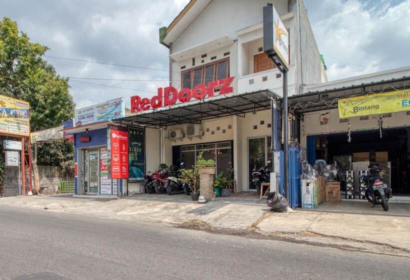 Reddoorz Hostel Near Terminal Condongcatur Jogja