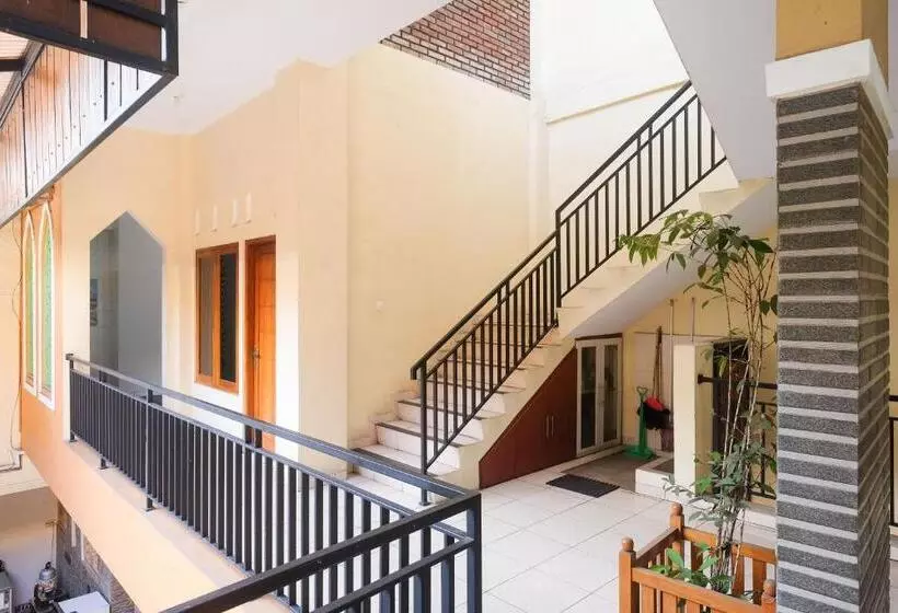 Hotelli Urbanview Syariah Wisma Wongso Borobudur