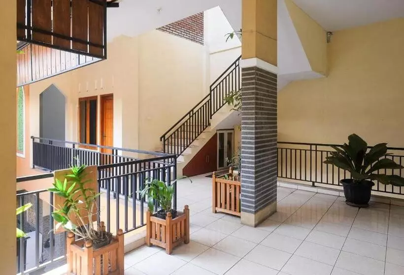 Hotelli Urbanview Syariah Wisma Wongso Borobudur