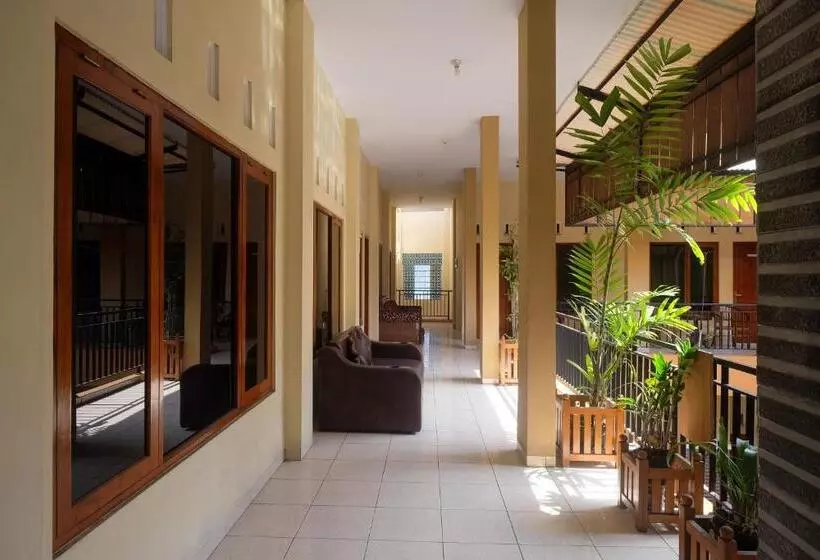 Hotelli Urbanview Syariah Wisma Wongso Borobudur