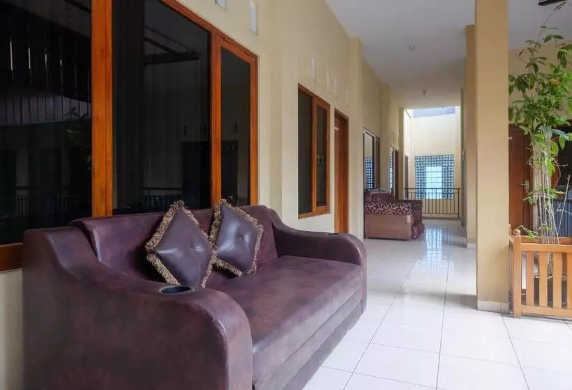 Hotelli Urbanview Syariah Wisma Wongso Borobudur