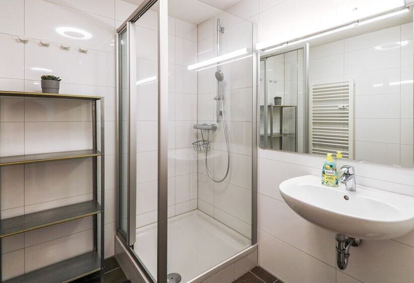 Nice And Clean Hostel Room For 3 2c