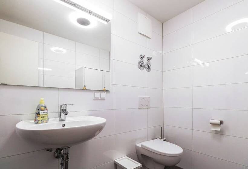 Nice And Clean Hostel Room For 3 2c