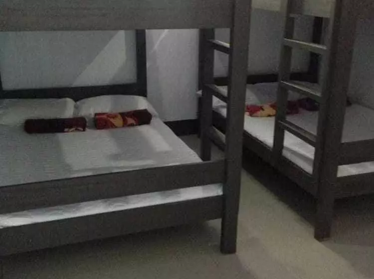 Ysraela Lodging House  Burgos  Hostel