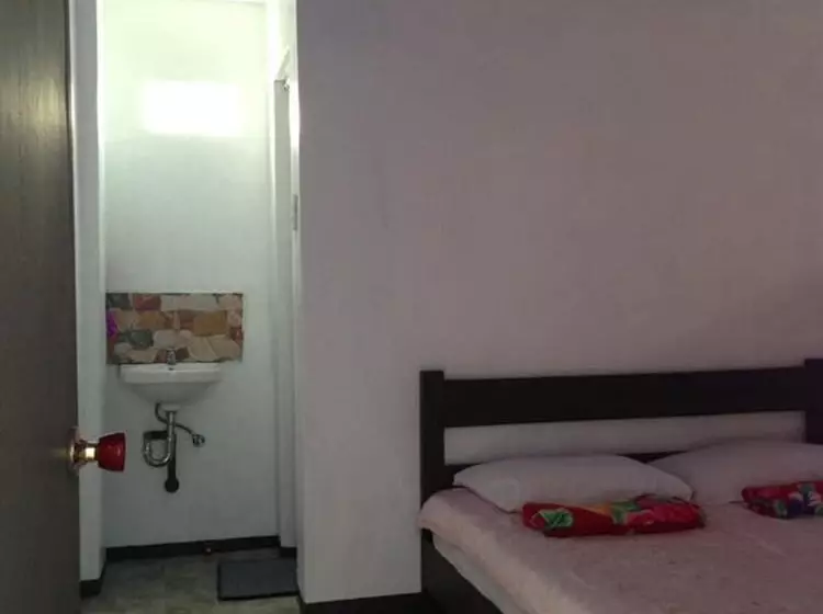 Ysraela Lodging House  Burgos  Hostel