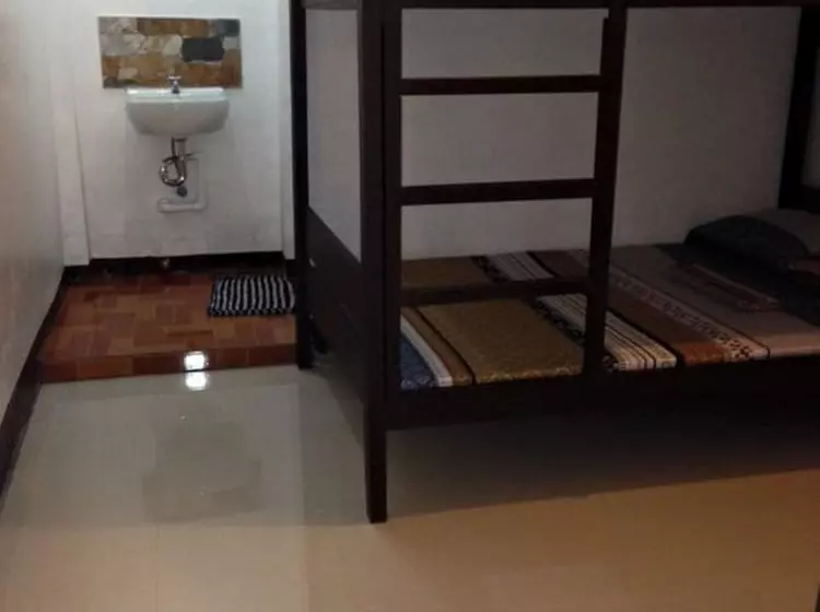 Ysraela Lodging House  Burgos  Hostel