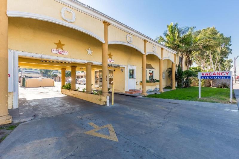 Colonial Pool & Spa Motel