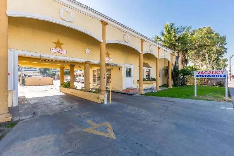 Colonial Pool & Spa Motel