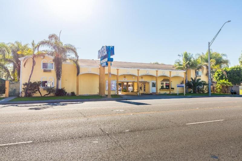 Colonial Pool & Spa Motel