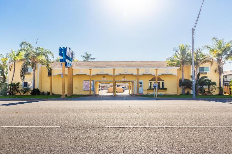 Colonial Pool & Spa Motel