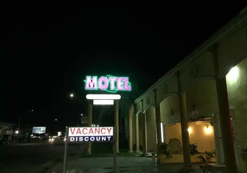 Colonial Pool & Spa Motel