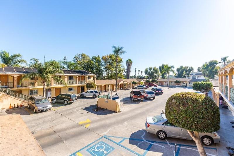 Colonial Pool & Spa Motel