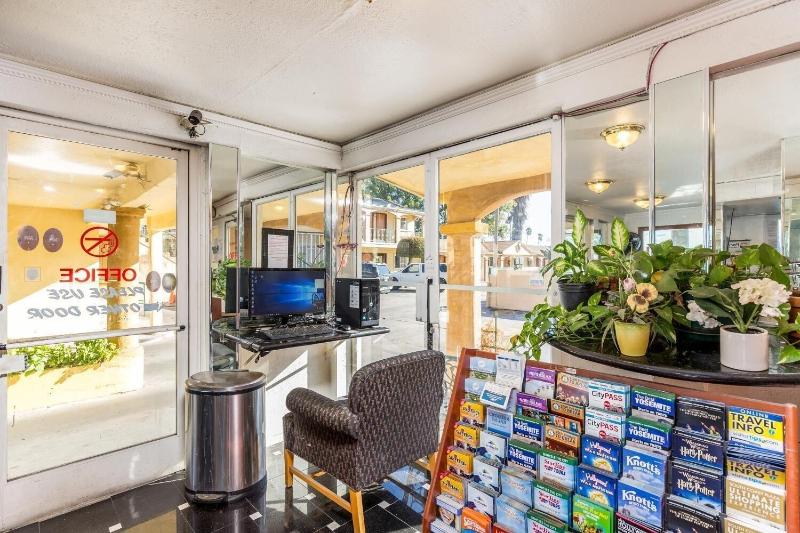 Colonial Pool & Spa Motel