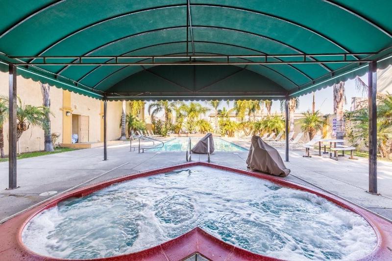 Colonial Pool & Spa Motel