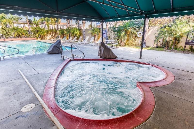 Colonial Pool & Spa Motel