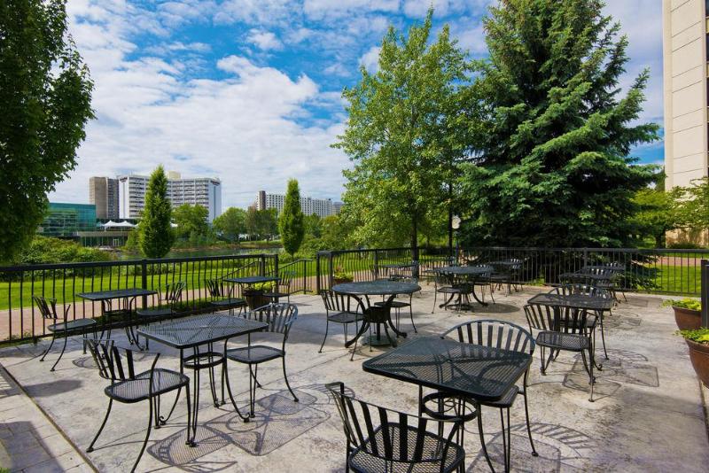 Отель Oxford Suites Spokane Valley