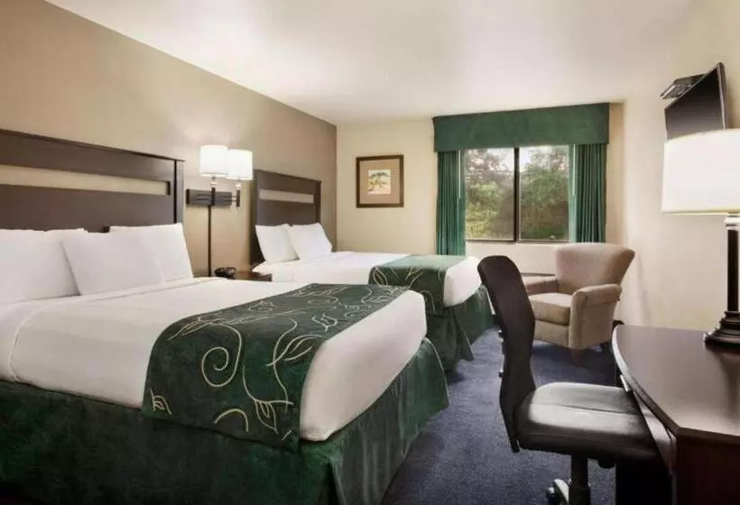 ホテル Travelodge By Wyndham Brunswick Near Fredrick