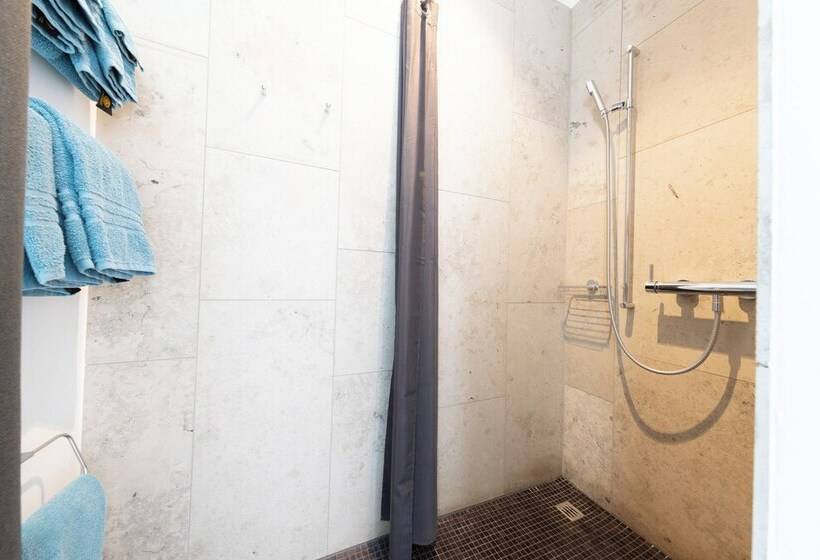 بنسيون Ambrosia Guesthouse