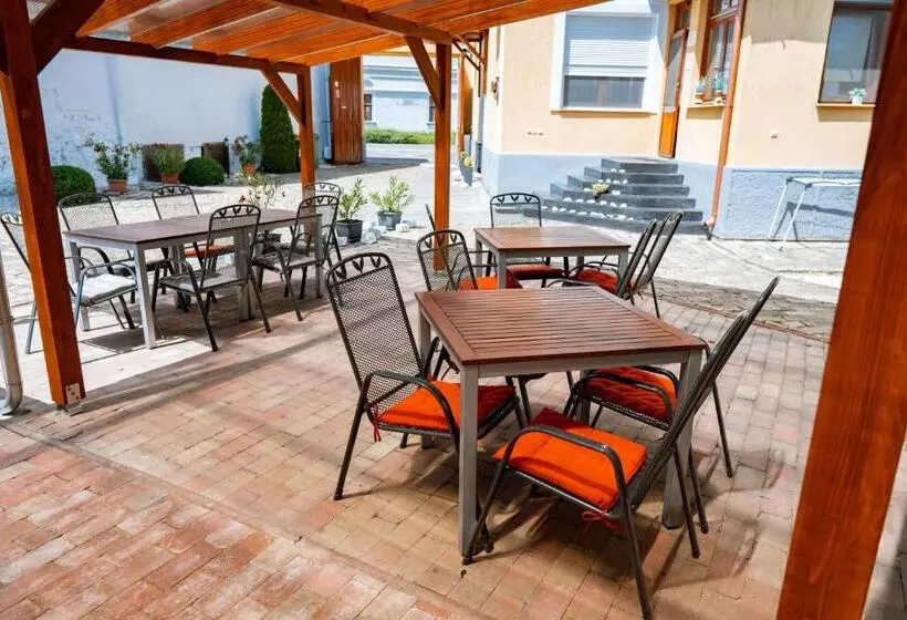 ベッドアンドブレックファースト Oázis Panzió