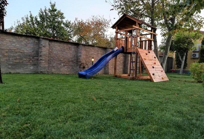 مبيت وإفطار Oázis Panzió