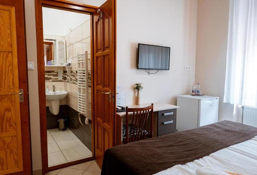 مبيت وإفطار Oázis Panzió