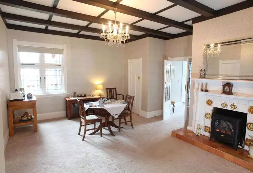 تختخواب و صبحانه Park House