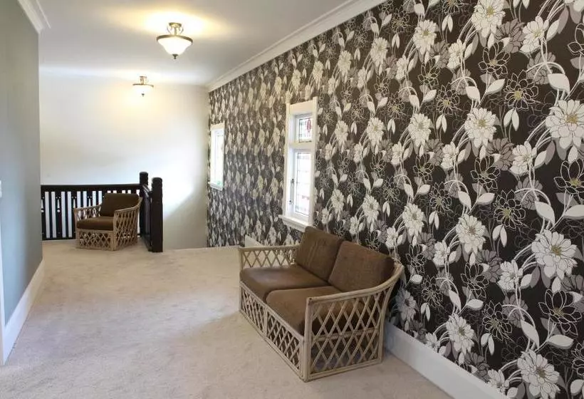 تختخواب و صبحانه Park House