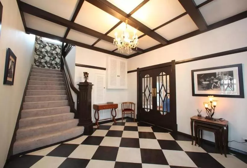 تختخواب و صبحانه Park House