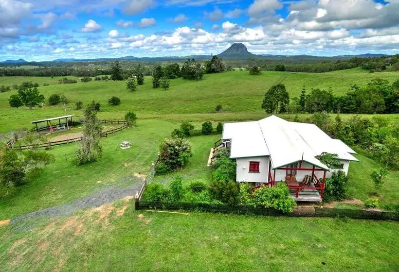 Hotelli Noosa Avalon Farm Cottages