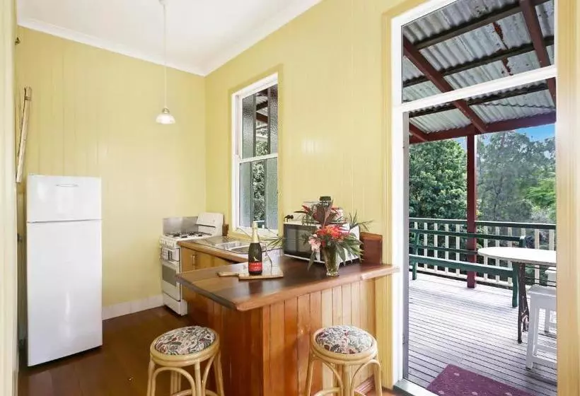 Hotelli Noosa Avalon Farm Cottages