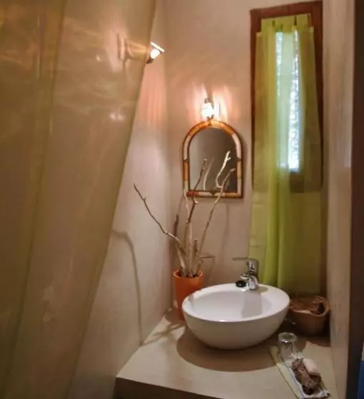 Majatalo Au Bord De L Eau