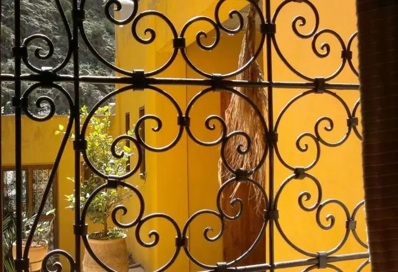 Majatalo Au Bord De L Eau