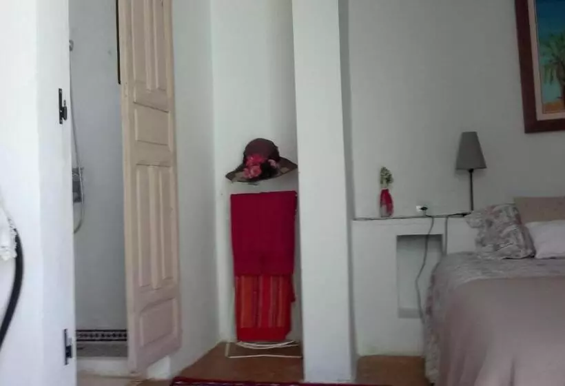 Majatalo Au Bord De L Eau