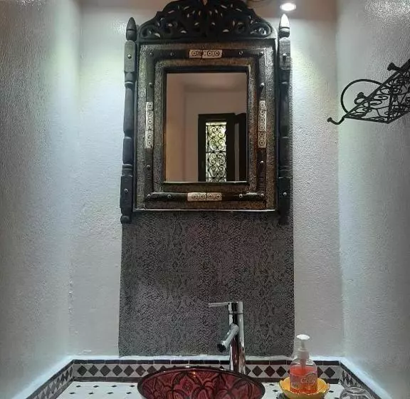 Majatalo Au Bord De L Eau