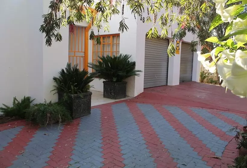 ペンション Mohlongwafatshe Guest House