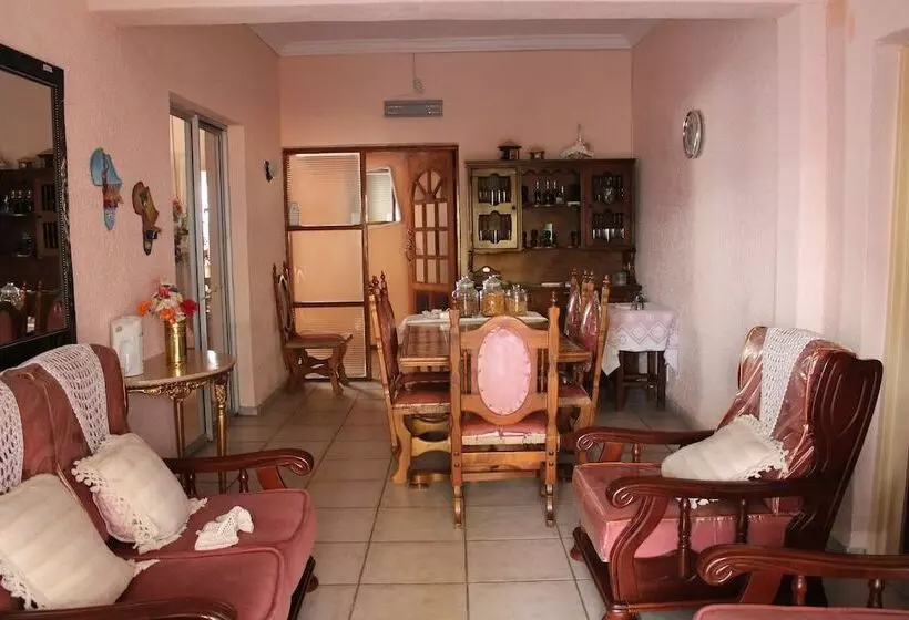 ペンション Mohlongwafatshe Guest House