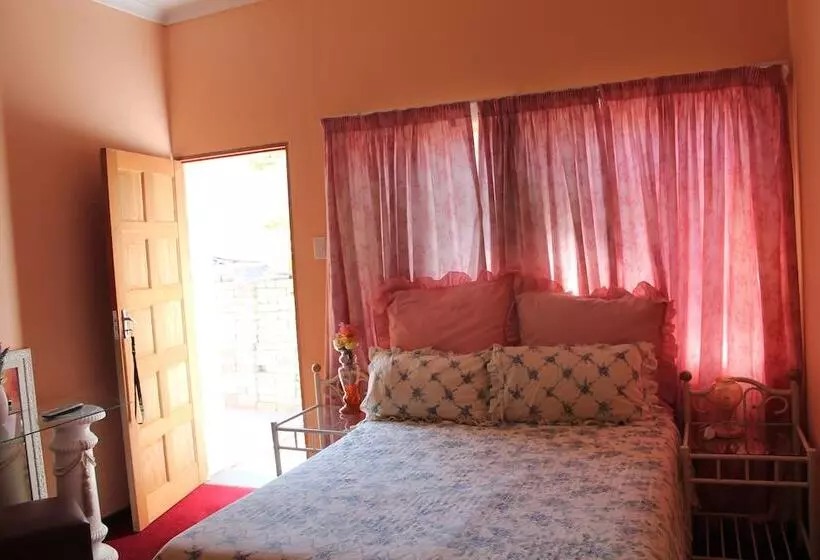 ペンション Mohlongwafatshe Guest House