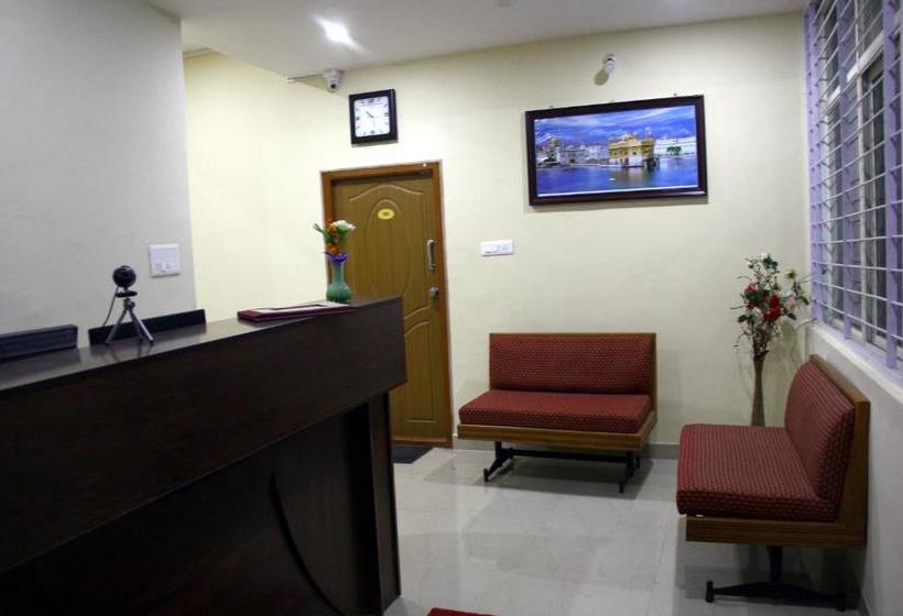 ホテル Royal Suvarna Comforts