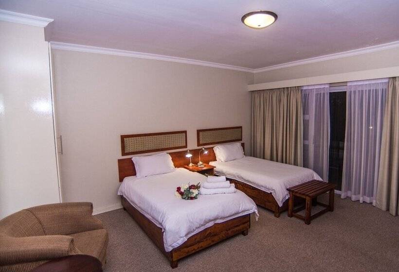 פנסיון Adelante Lodge