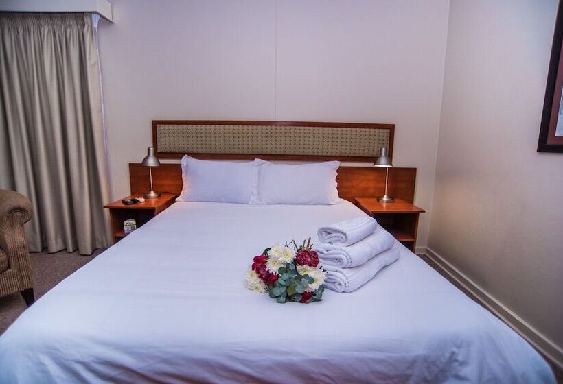 פנסיון Adelante Lodge