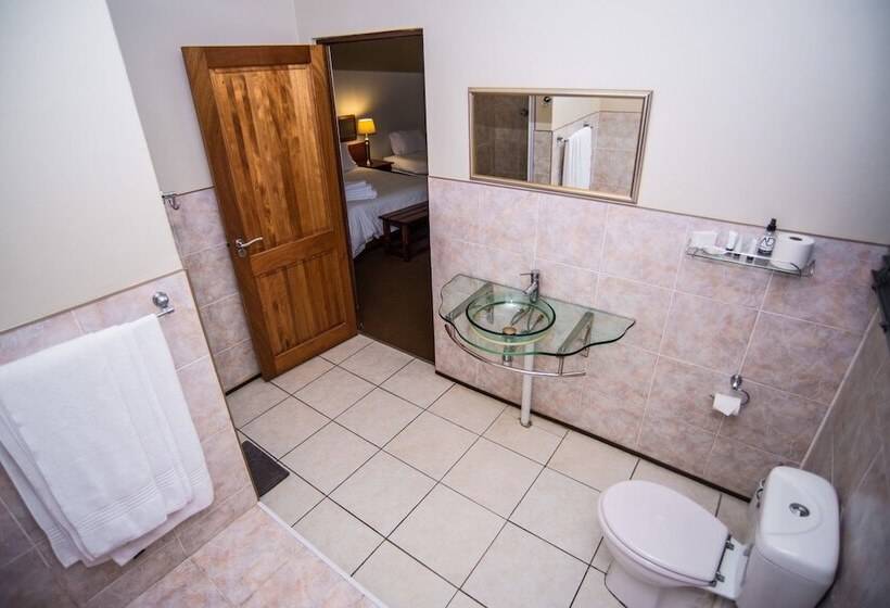 פנסיון Adelante Lodge