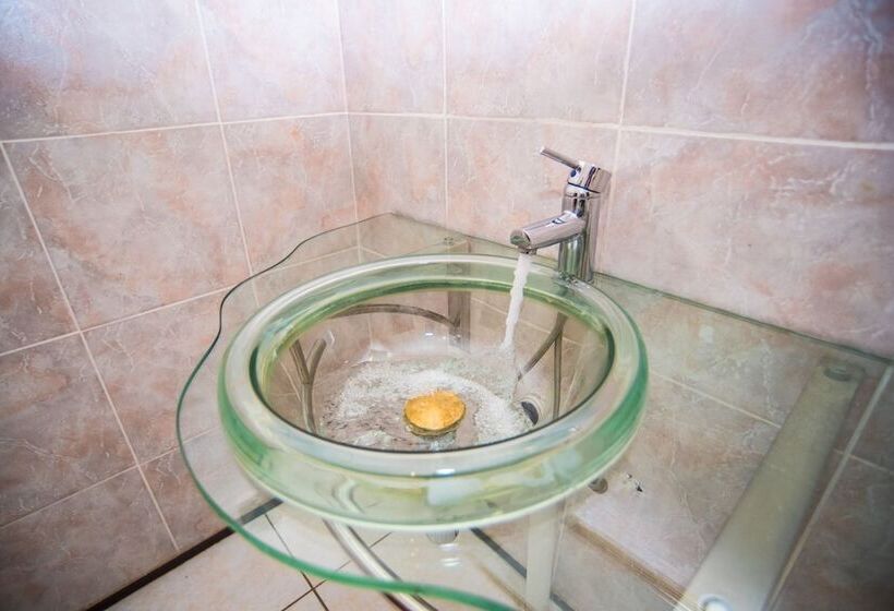 פנסיון Adelante Lodge