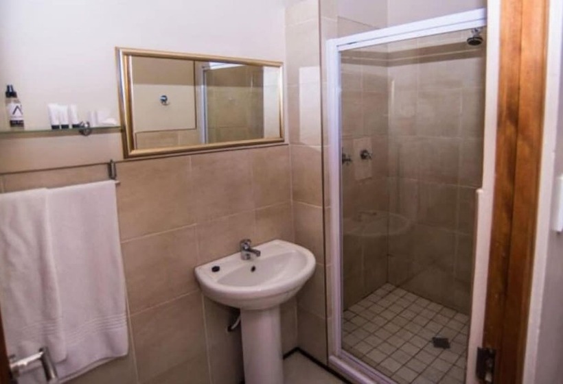 פנסיון Adelante Lodge