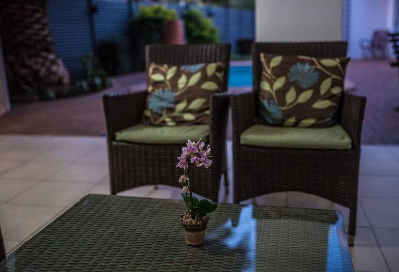 פנסיון Adelante Lodge