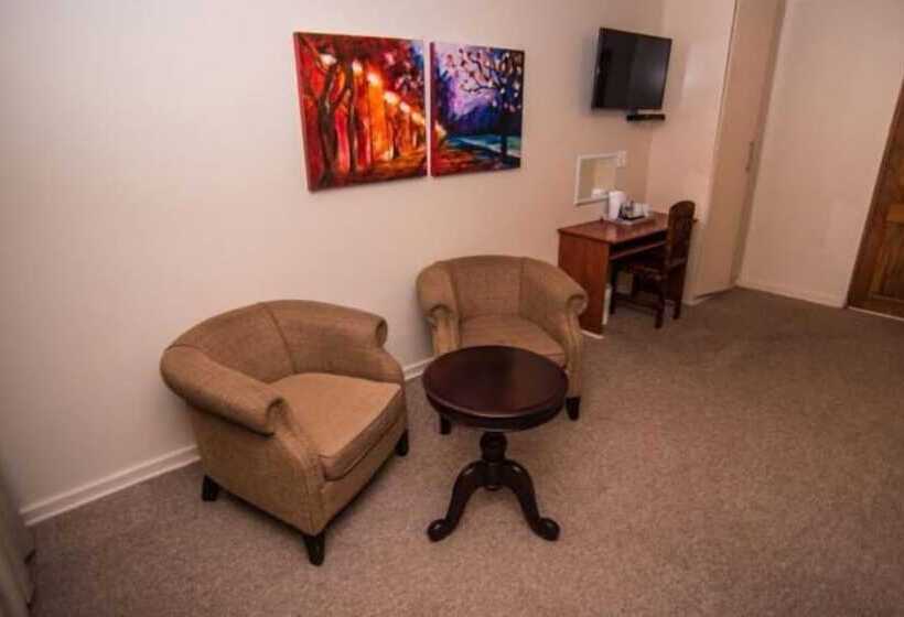 פנסיון Adelante Lodge