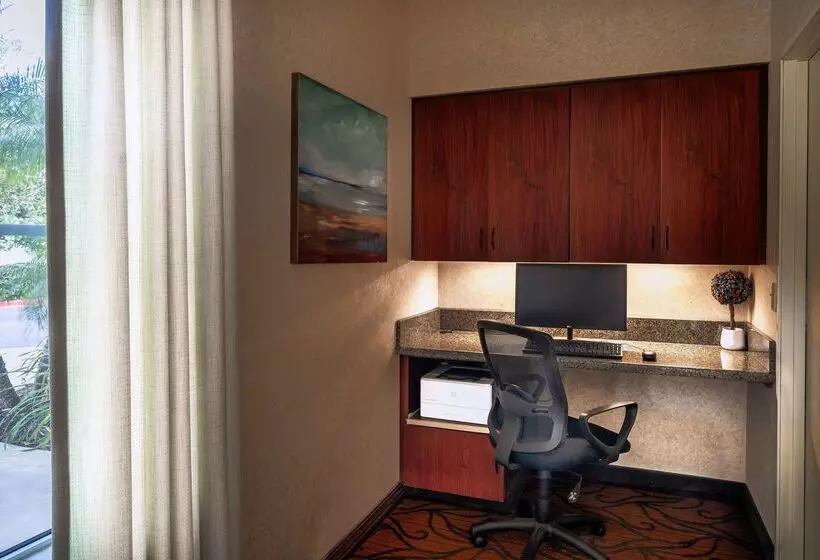 Отель Best Western Ontario Mills Mall