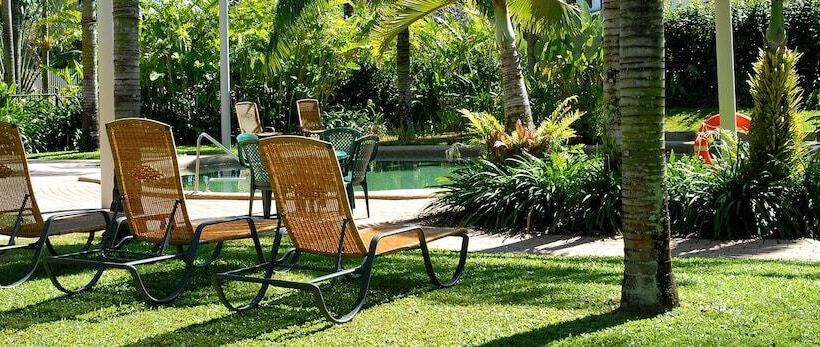 Отель Cairns Beach Resort